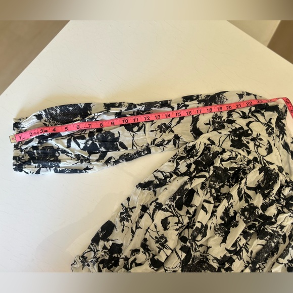 Chelsea & Theodore Large Loose Ruffle Peplum Black and White Floral Blouse - Picture 10 of 10